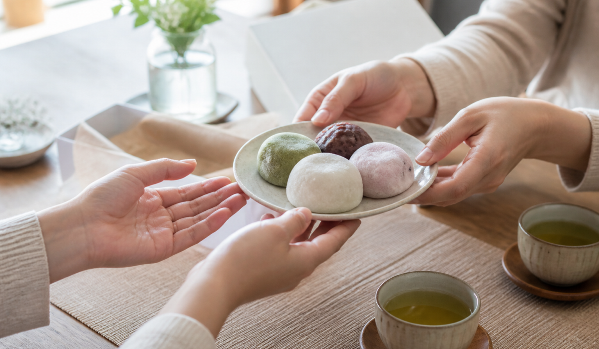 お茶と一緒に大福を分け合う贈り物のイメージ